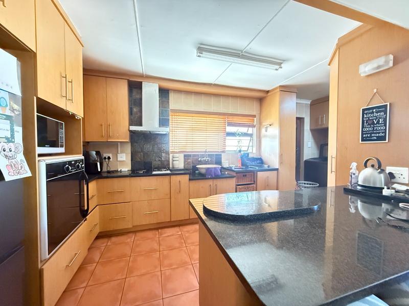 4 Bedroom Property for Sale in Bergzicht Western Cape